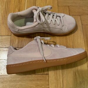 Woman low top Nikes size 8